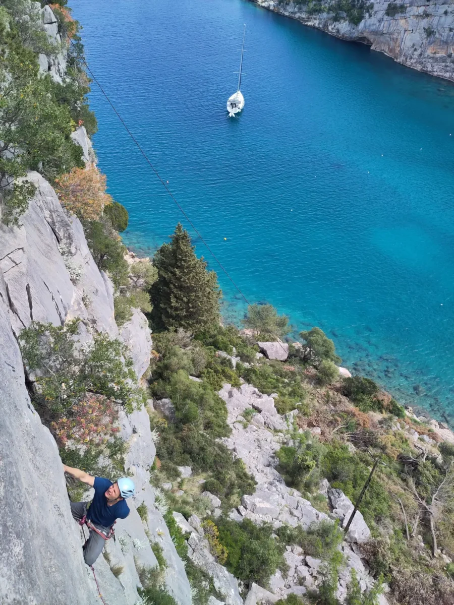 Segelboot vor einem Klettergebiet in Kroatien